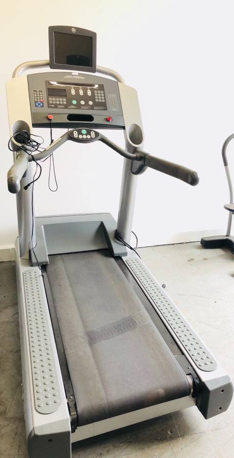 Life Fitness 95ti Commercial Treadmill w TV Entertainment System - fitnesspartsrepair